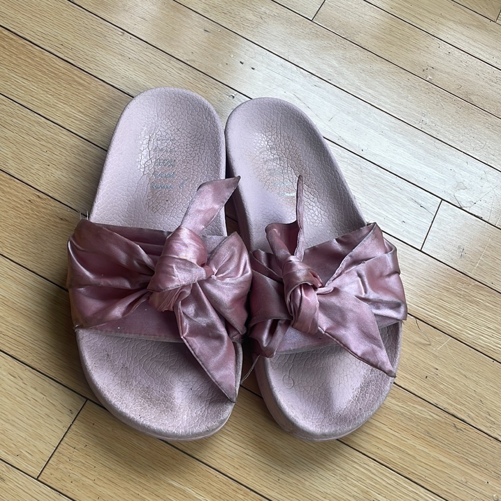 RIHANNA FENTY PUMA PINK BOW SLIDES - PRELOVED